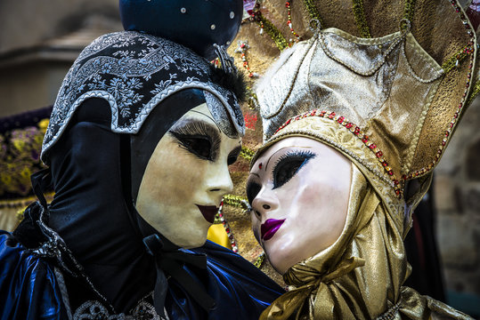 couple avec costumes et masques v&eacute;nitiens