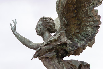 statua femminile di angelo a Roma
