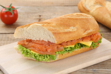 Belegtes Baguette zum Frühstück mit Lachs Fisch