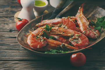 Cooked prawns with oil and parsley