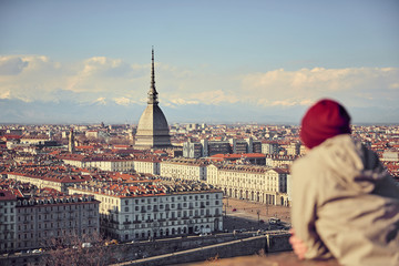 ragazzo con berretto rosso guarda la Mole dall'alto