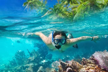 Photo sur Aluminium Plonger Belles femmes plongée en apnée dans la mer tropicale