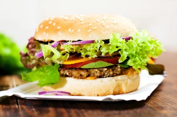 Fototapety  Świeży Domowy Cheeseburger (wegetariański)
