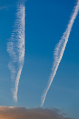 Kondensstreifen Stra&szlig;enkreuzug am Himmel