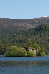 Fototapeta na wymiar Loch an Eilean Castle Schottland