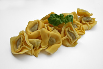 organisch lifestyle tortellinis basilikum spinat isoliert