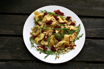 organisch, lifestyle pasta, salat, wildkräuter, modern, neu, werbetafel, draußen,