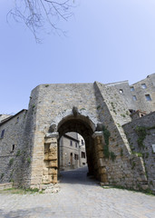 Fototapeta na wymiar Porta (gate) in San Gimignano, Italy