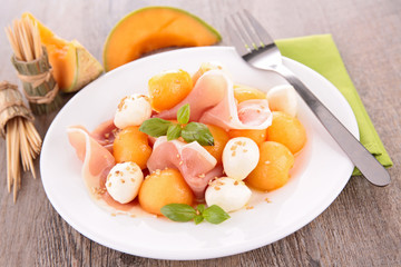 melon salad with ham and mozzarella