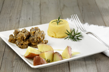 pietanza di patate con buccia carne e polenta