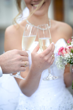 Brautpaar beim Ansto&szlig;en mit Champagner
