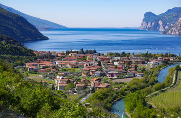 Blick auf den Gardasee mit Häuser im Vordergrund, Italien - obrazy, fototapety, plakaty