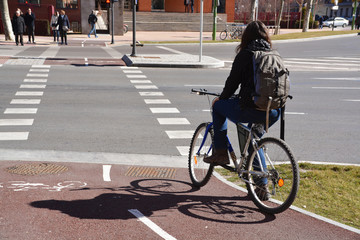 Fototapeta na wymiar ciclista cruzando un paso de cebra