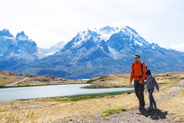 Fototapeta premium family hiking in patagonia
