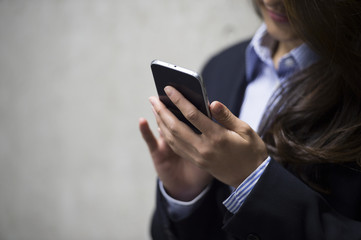 Hand of the woman you are using a smartphone