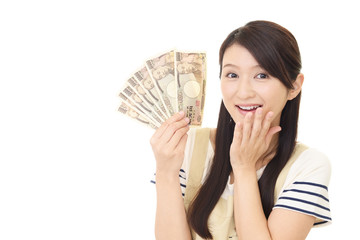 紙幣を持つ笑顔の主婦
