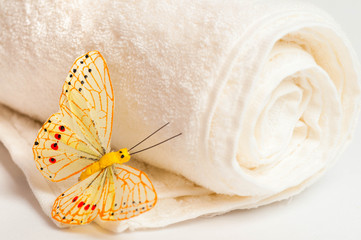 weißes Handtuch mit Schmetterling