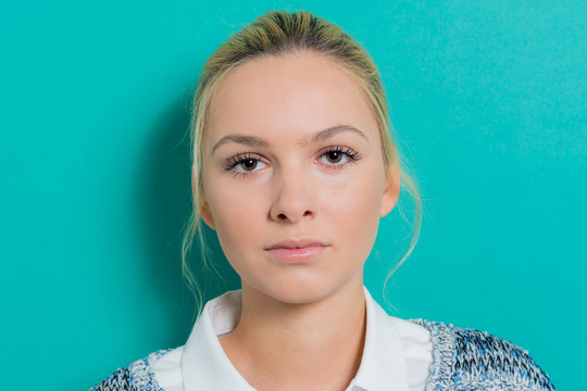 neutraler blick einer jungen frau