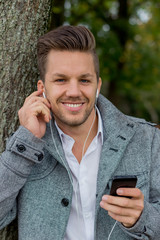 Mann hört Musik am Handy