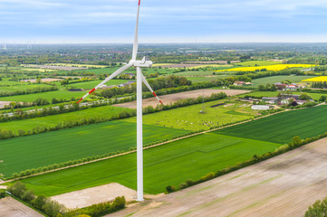 Luftbild und Nahaufnahme einer Windenergieanlage