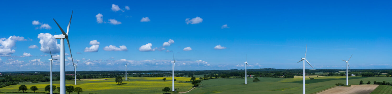 Panorama Luftbild und Nahaufnahme einer Windenergieanlage in einem Windpark mit Rapsfeld