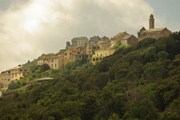 Fototapeta na wymiar Corse, village perché dans la Castagniccia