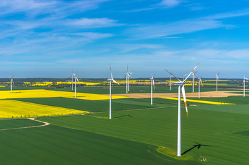 Luftbild von Windenergieanlagen in einem Windpark