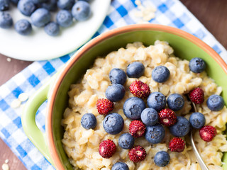 Oatmeal porridge with berries