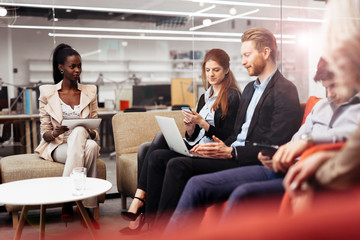 Obraz premium Business people conversation. Technology at hand