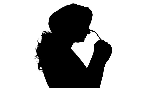 Silhouette of a woíman on a white background.