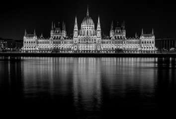 Fototapeta premium Parliament of Hungary in Budapest at night