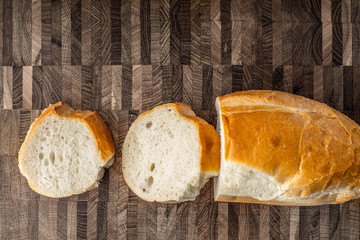 Cut the slices of bread on the table