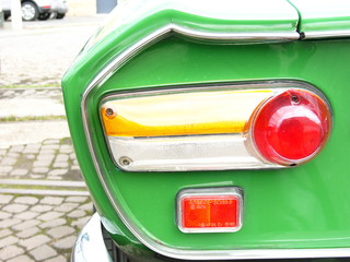 Rücklicht und Katzenauge eines grünen italienischen Sportwagen und Coupé Klassiker der...