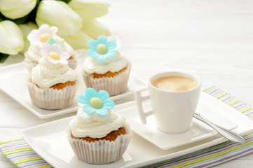 Cupcakes with buttercream decorated with flowers.