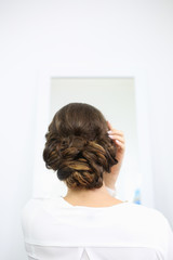 Naklejka premium Back of a bride getting ready for wedding