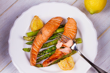 Broiled Salmon with Asparagus and Lemon
