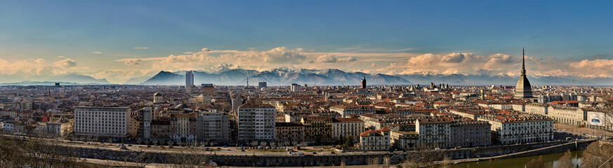 Torino panoramica al tramonto dall'alto