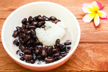 Dessert sticky rice black beans with coconut milk.