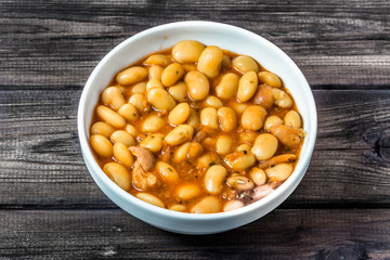 Baked beans in tomato sauce