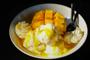 Mango and vanilla ice cream