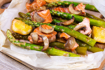 Salmon, Asparagus, Mushrooms and Lemon in Parchment