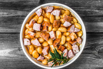 Baked beans with sausage in tomato sauce