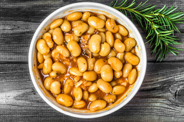 Baked beans in tomato sauce