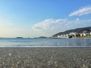 晴れた日の静かな海と青空