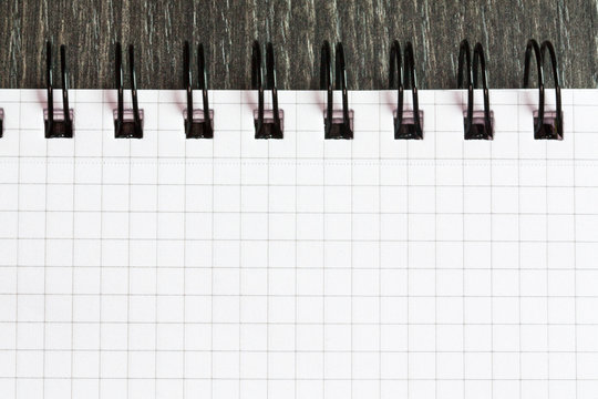 Spirales de carnet en feuille blanche