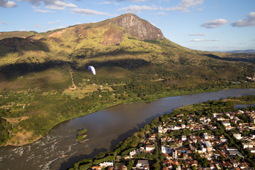 Paisagem aérea em Governador Valadares com Paraglider e pico do ibituruna e vale do rio Doce
