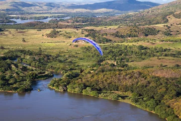 Poster Paisagem aérea em Governador Valadares com Paraglider e pico do ibituruna e vale do rio Doce © lucasnishimoto