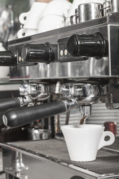 Detail einer Espressmaschine in einem Kaffeehaus