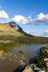 Paisagem aérea em Governador Valadares com Paraglider e pico do ibituruna e vale do rio Doce