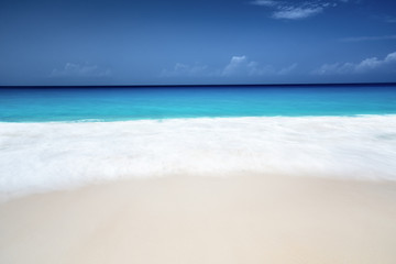 Fototapeta na wymiar seychelles beach in sunny day, long exposure blur